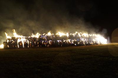 Mehrere Hundert Strohballen fangen Feuer - Brandstiftung wird vermutet in Jettingen